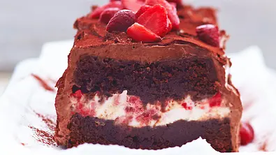 Angeschnittener Schoko-Erdbeer-Kastenkuchen - Foto: LECKER @ Bauer Media Group