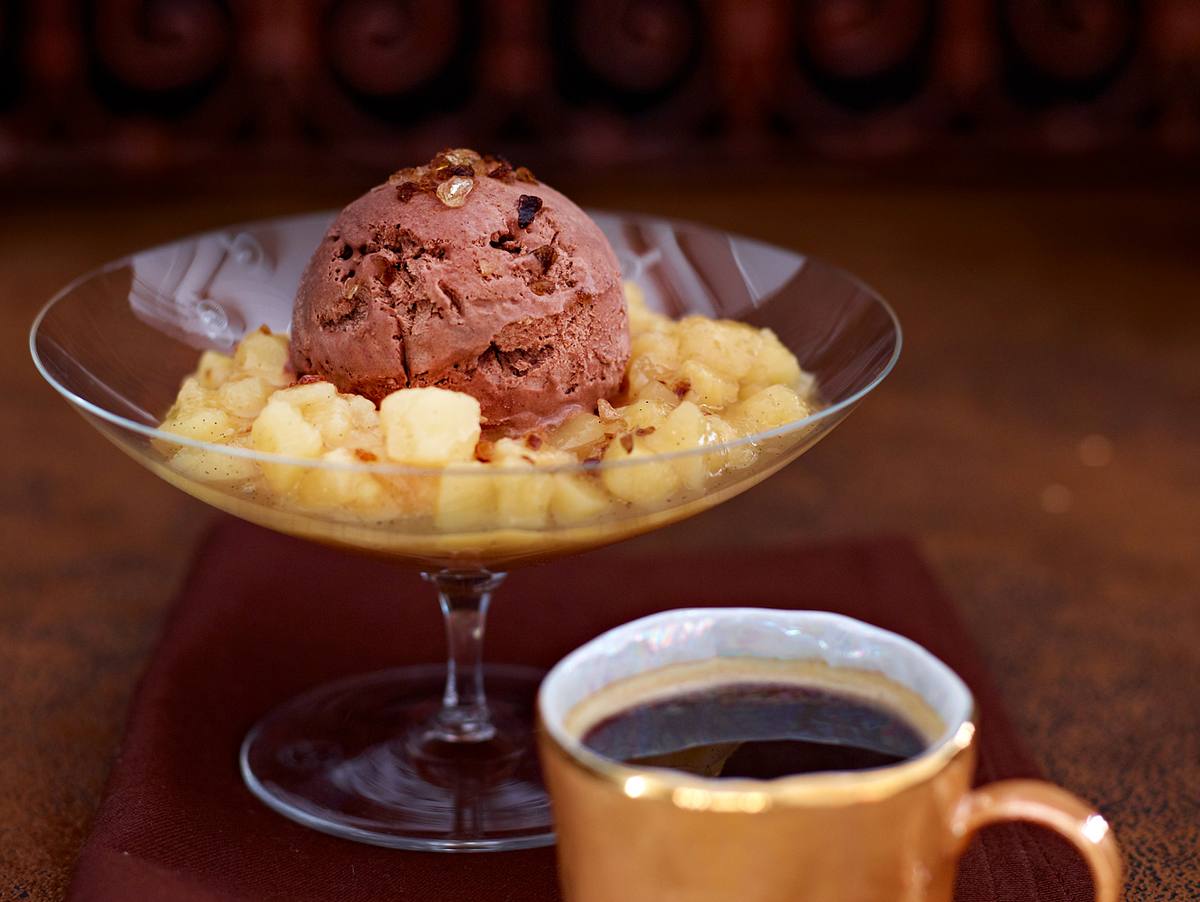 Schoko-Zimt-Eis mit Birnenkompott Rezept