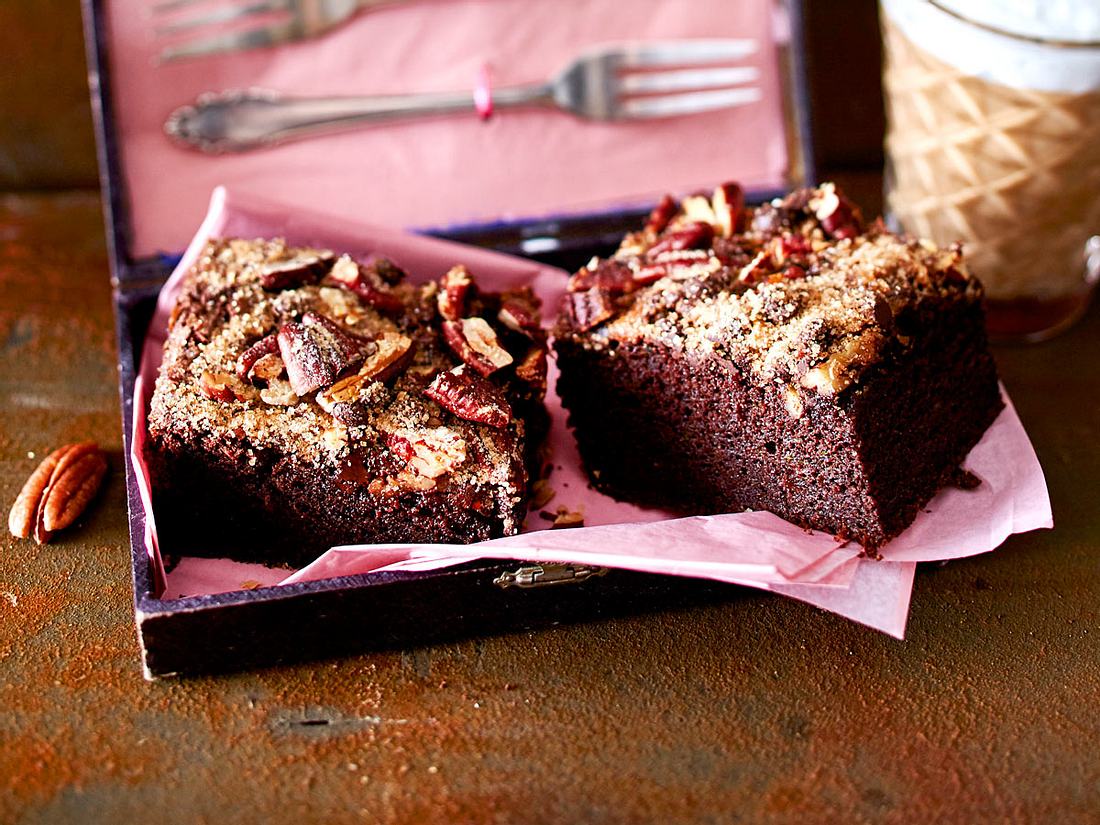 Schoko-Zucchini-Kuchen mit Pekannüssen Rezept | LECKER