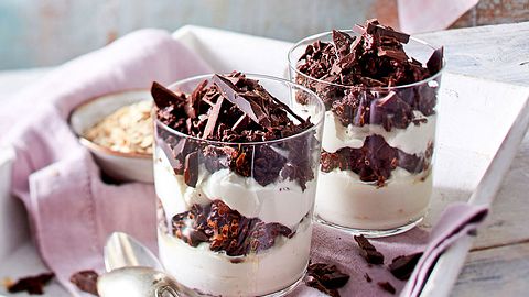 Schokobecher mit Hafer-Crunch Rezept - Foto: House of Food / Bauer Food Experts KG