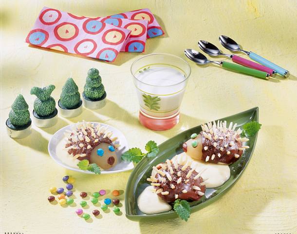Schokobirnen-Igel auf Vanille-Soße Rezept Schokobirnen-Igel auf Vanille-Soße Rezept