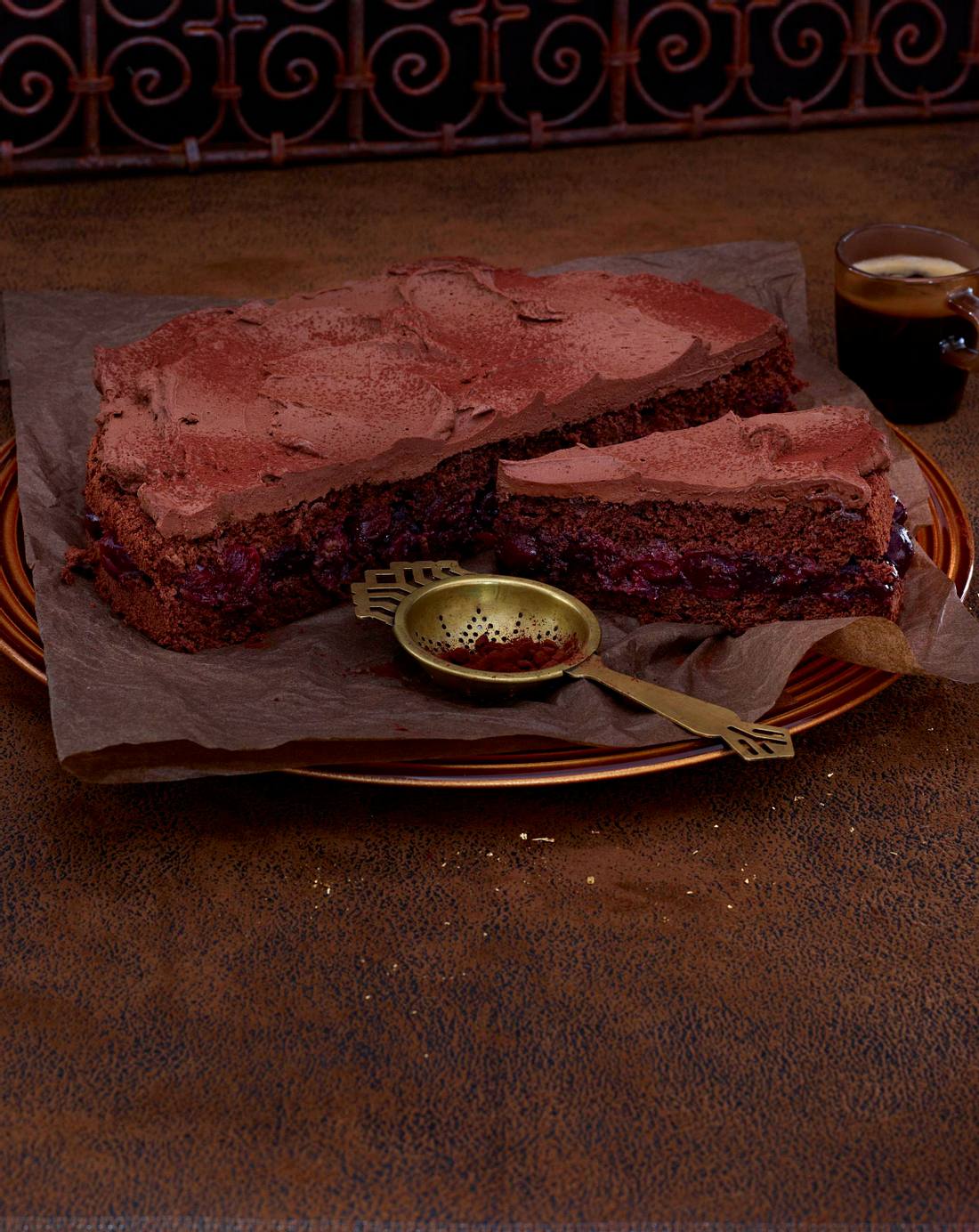 Schokobiskuit-Torte mit Canache-Creme Rezept | LECKER
