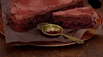 Schokobiskuit-Torte mit Canache-Creme Rezept - Foto: LECKER @ Bauer Media Group
