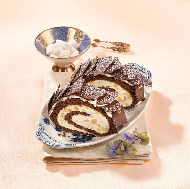Schokobiskuitrolle mit Birnenkompott Rezept Schokobiskuitrolle mit Birnenkompott Rezept