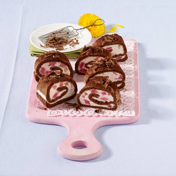 Schokobiskuitrolle mit Rhabarbercreme Rezept Schokobiskuitrolle mit Rhabarbercreme Rezept