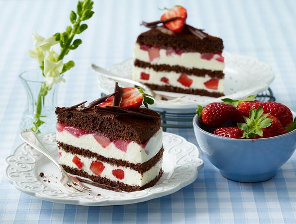 Schokobiskuittorte mit Mascarponecreme, Rhabarberkompott und Erdbeeren Rezept Schokobiskuittorte mit Mascarponecreme, Rhabarberkompott und Erdbeeren Rezept