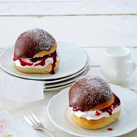 Schokobrötchen mit Schaumkussfüllung Rezept Schokobrötchen mit Schaumkussfüllung Rezept