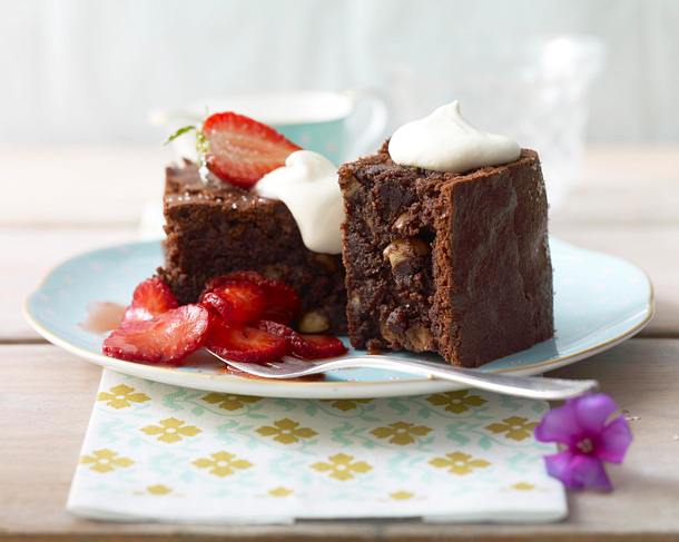 Schokobrownie mit Erdbeersalat & Vanillecreme Rezept