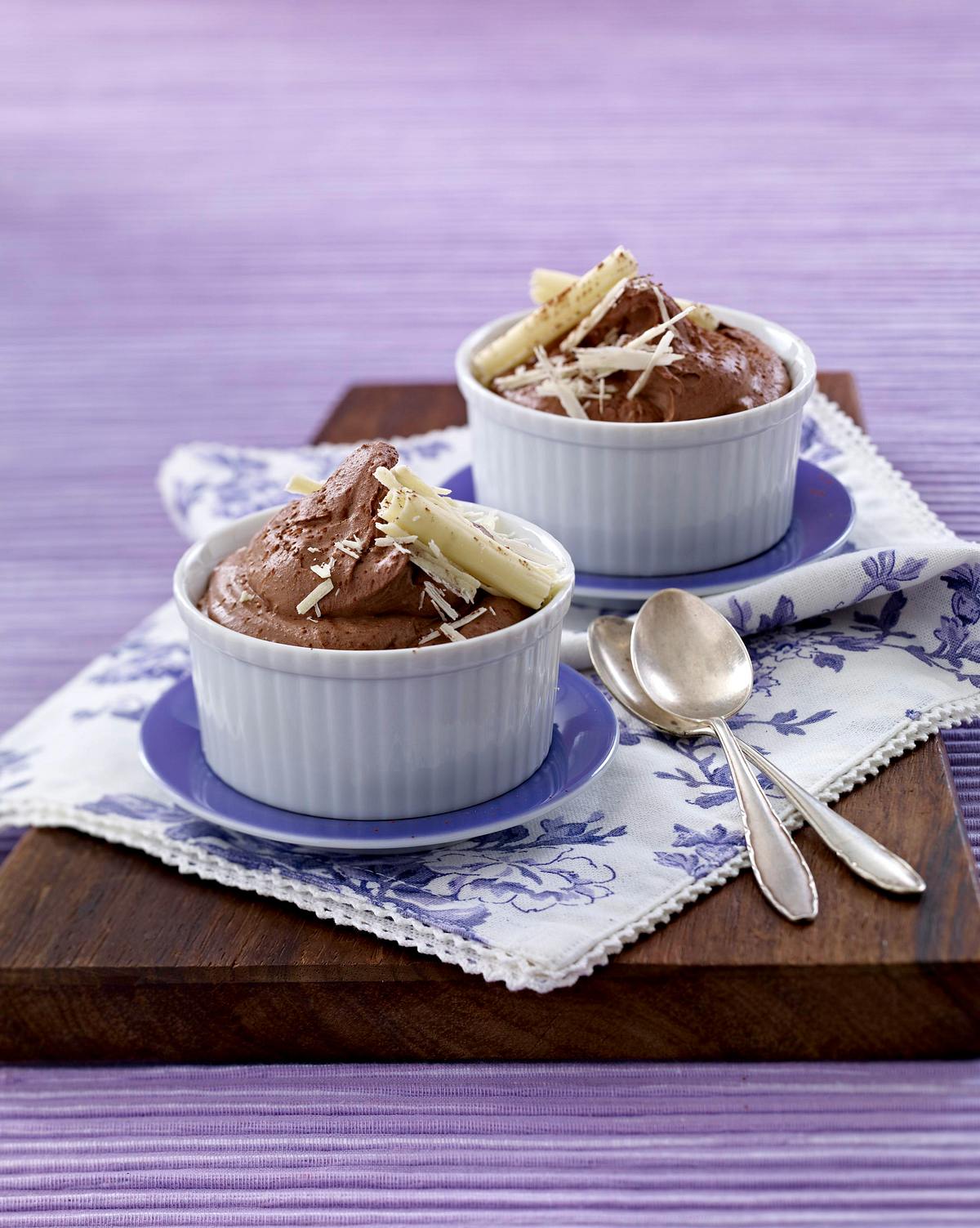 Schokocreme mit Kardamom und weißen Schokoröllchen Rezept