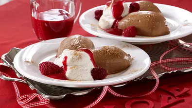 Schokocreme mit Zimtsahne und Himbeersoße Rezept - Foto: LECKER @ Bauer Media Group