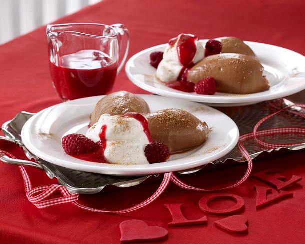 Schokocreme mit Zimtsahne und Himbeersoße Rezept Schokocreme mit Zimtsahne und Himbeersoße Rezept