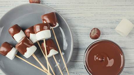 Marshmallows in Schokolade getaucht