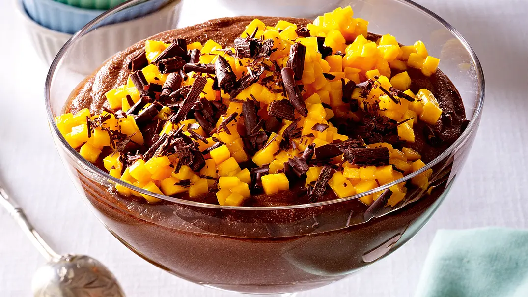 Schokogrießbrei mit Mangokompott Rezept - Foto: LECKER @ Bauer Media Group Schokogrießbrei mit Mangokompott Rezept - Foto: LECKER @ Bauer Media Group