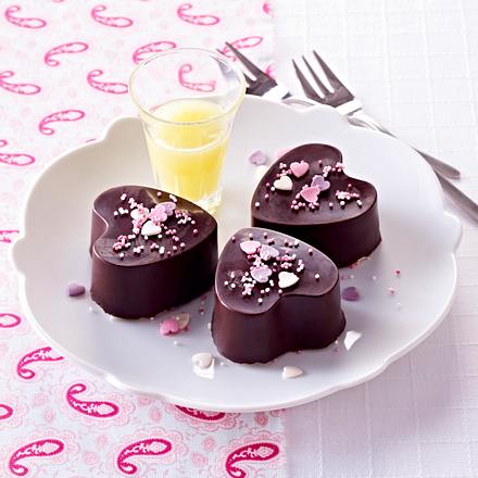 Schokoherzen mit Himbeer-Sahne-Füllung Rezept Schokoherzen mit Himbeer-Sahne-Füllung Rezept