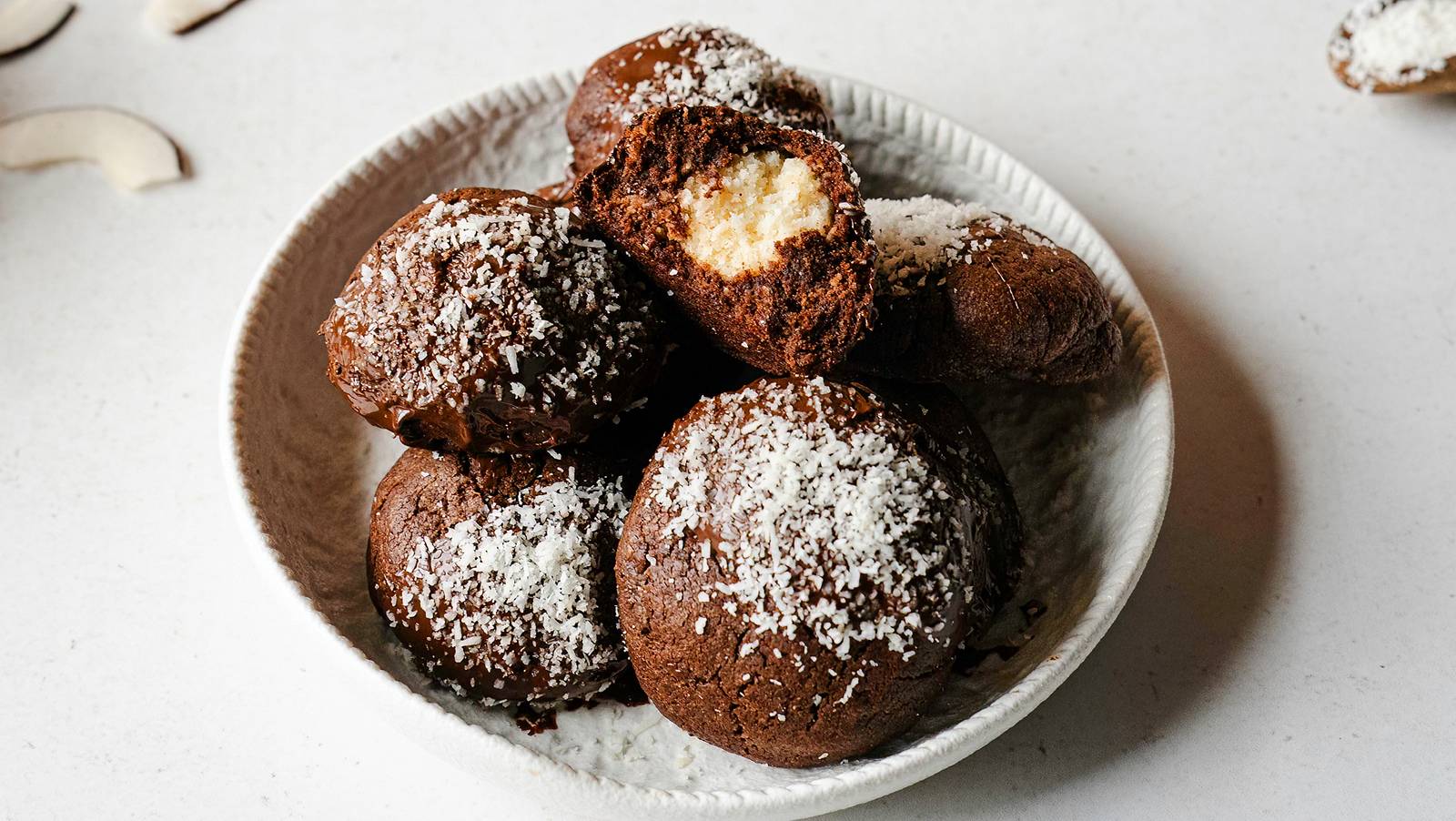 Schokokekse mit Kokosfüllung Rezept | LECKER