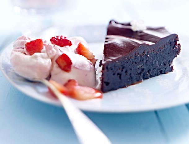 Schokokuchen mit Erdbeersahne Rezept