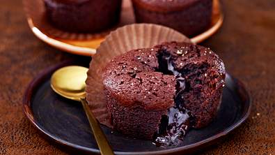 Schokoküchlein mit flüssigem Kern Rezept - Foto: LECKER @ Bauer Media Group