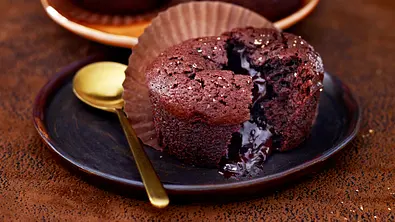 Schokoküchlein mit flüssigem Kern Rezept - Foto: LECKER @ Bauer Media Group