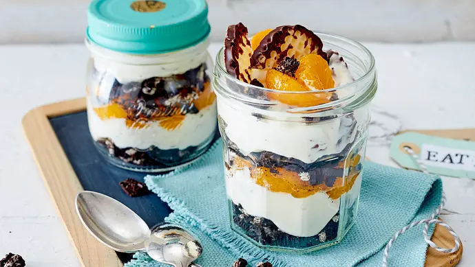 Geschichtete Schokokuss-Creme mit Mandarinen in zwei Schraubgläsern auf einem Tablett - Foto: LECKER @ Bauer Media Group Geschichtete Schokokuss-Creme mit Mandarinen in zwei Schraubgläsern auf einem Tablett - Foto: LECKER @ Bauer Media Group