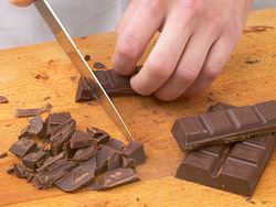 Schokolade hacken - Foto: House of Food / Bauer Food Experts KG