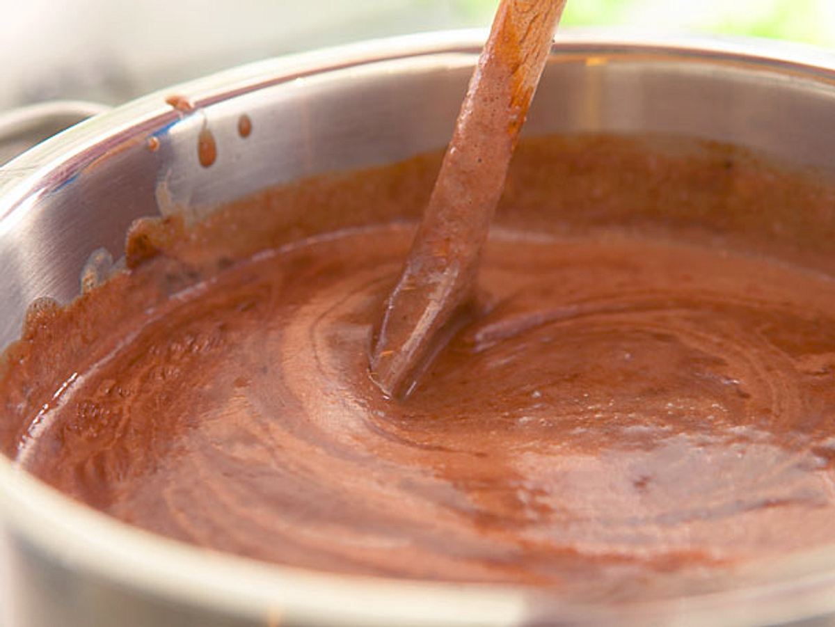 Schokosoße selber machen: Schokolade mit Sahne verrühren