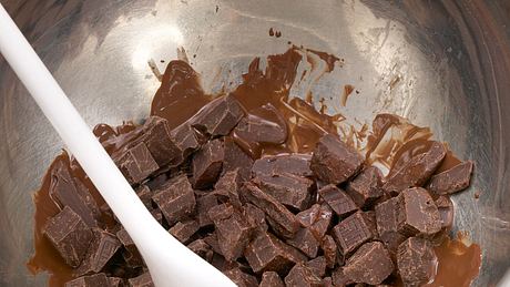 Schokolade schmelzen - Foto: Food & Foto Experts