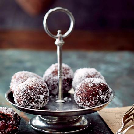 Schokoladen-Bällchen mit Kirschkonfitüre Rezept