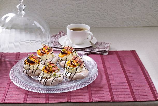 Schokoladen-Baiserschalen mit Früchten Rezept Schokoladen-Baiserschalen mit Früchten Rezept