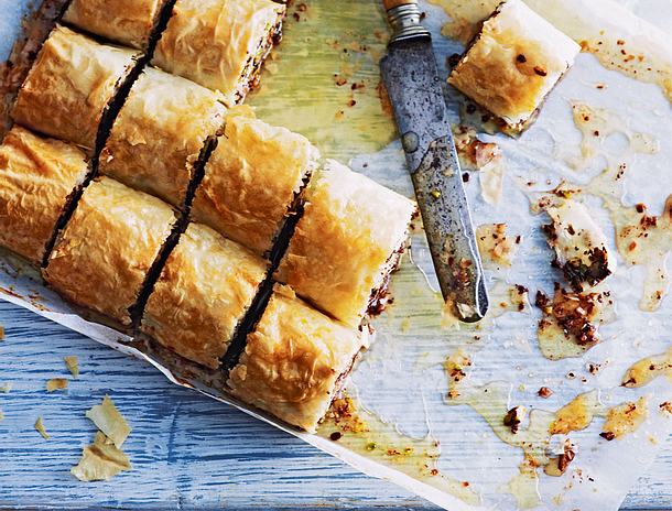 Schokoladen-Baklavaröllchen mit Nüssen Rezept Schokoladen-Baklavaröllchen mit Nüssen Rezept