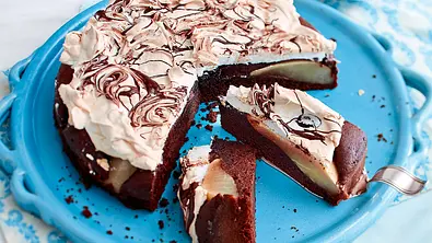 Schokoladen-Birnen-Kuchen mit zarter Baiserhaube Rezept - Foto: LECKER @ Bauer Media Group
