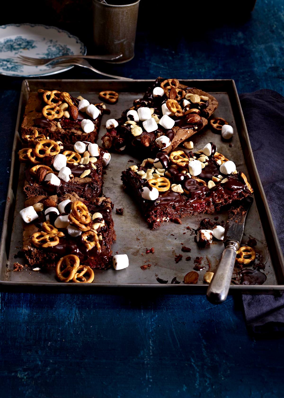 Schokoladen-Brownie mit Himbeeren, Salzbrezeln und Marshmallows Rezept