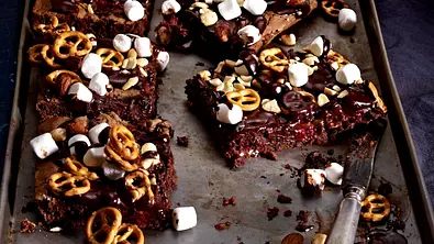 Schokoladen-Brownie mit Himbeeren, Salzbrezeln und Marshmallows Rezept - Foto: LECKER @ Bauer Media Group