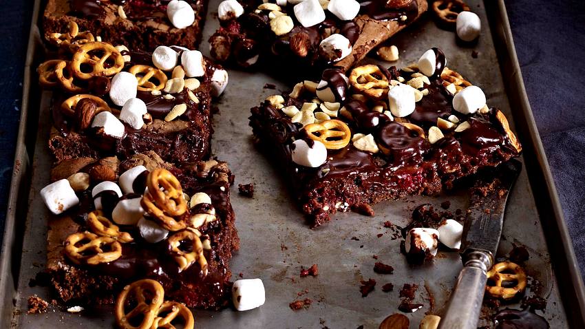 Schokoladen-Brownie mit Himbeeren, Salzbrezeln und Marshmallows Rezept - Foto: House of Food / Bauer Food Experts KG