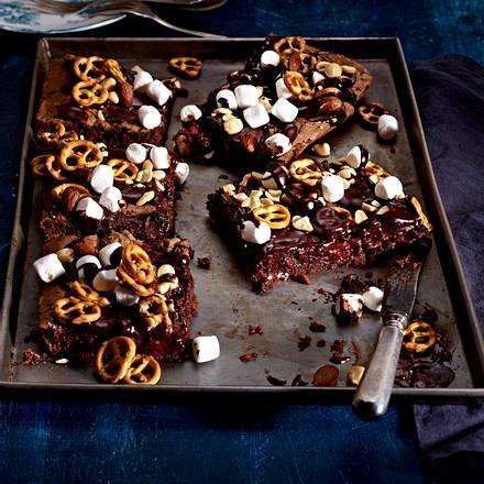 Schokoladen-Brownie mit Himbeeren, Salzbrezeln und Marshmallows Rezept Schokoladen-Brownie mit Himbeeren, Salzbrezeln und Marshmallows Rezept