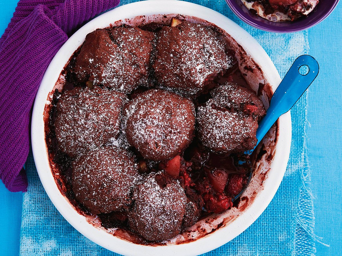 Schokoladen-Cobbler mit Beeren und Birnen Rezept