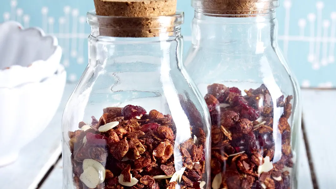 Schokoladen-Cranberry-Granola (Knusper-Müsli) Rezept - Foto: LECKER @ Bauer Media Group Schokoladen-Cranberry-Granola (Knusper-Müsli) Rezept - Foto: LECKER @ Bauer Media Group