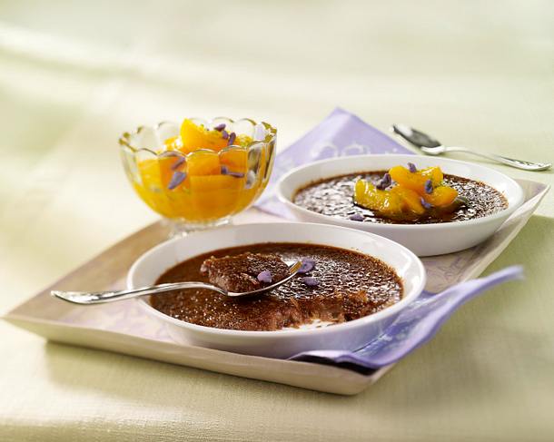 Schokoladen Crème brûlée mit Aprikosenkompott (ohne Veilchen) Rezept Schokoladen Crème brûlée mit Aprikosenkompott (ohne Veilchen) Rezept