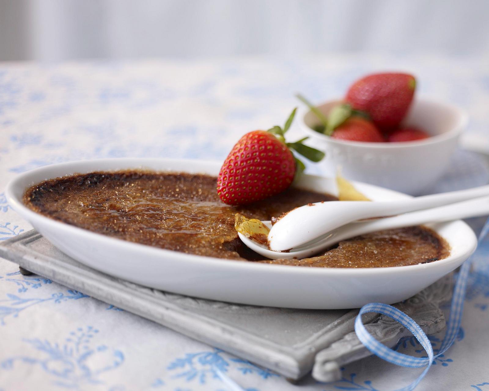 Schokoladen-Creme-Brulee mit Erdbeeren Rezept | LECKER