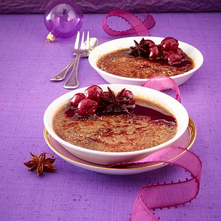 Schokoladen Crème brûlée mit Glühwein-Kirschen Rezept Schokoladen Crème brûlée mit Glühwein-Kirschen Rezept
