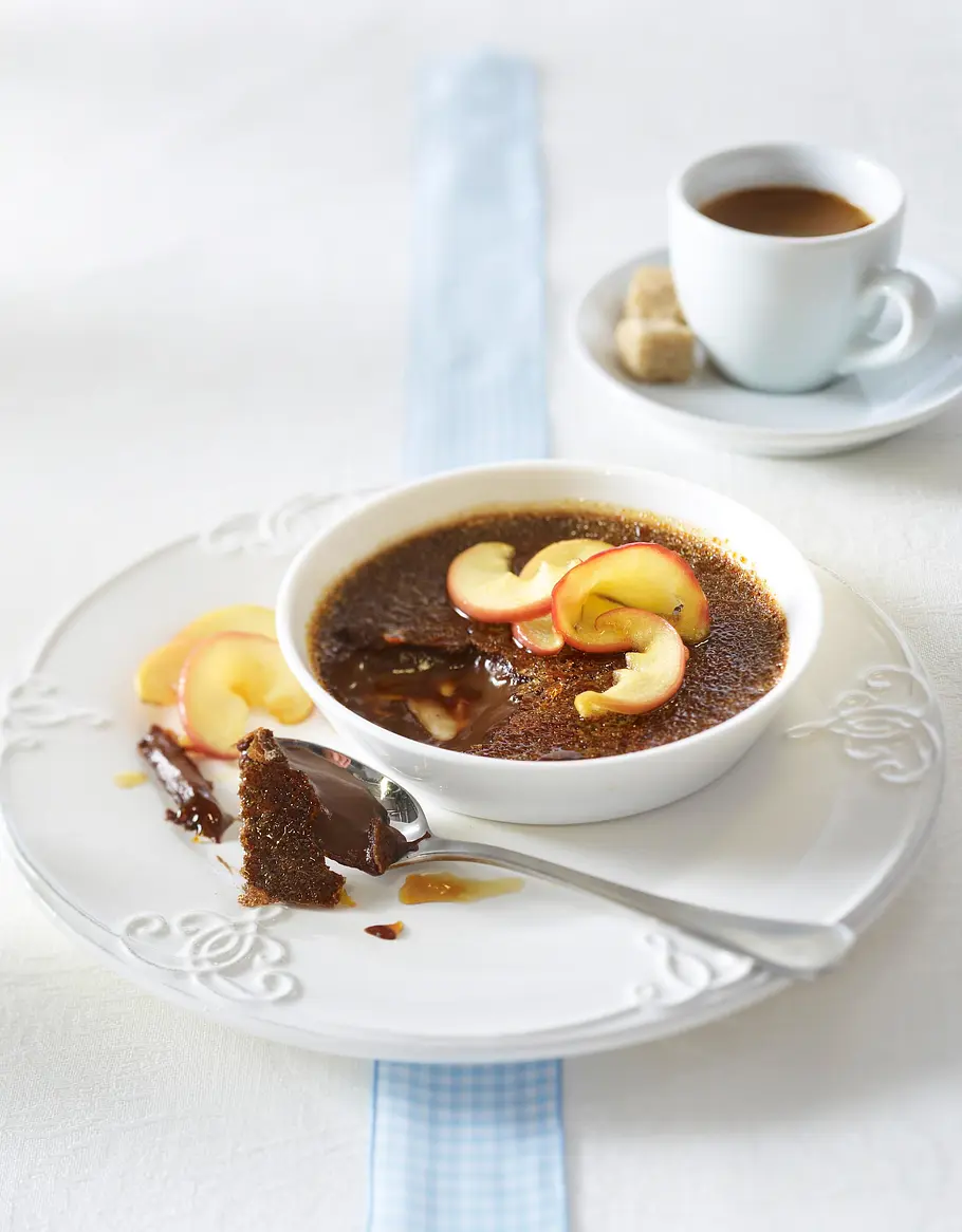 Schokoladen-Crème-brûlée mit Karamelläpfeln Rezept