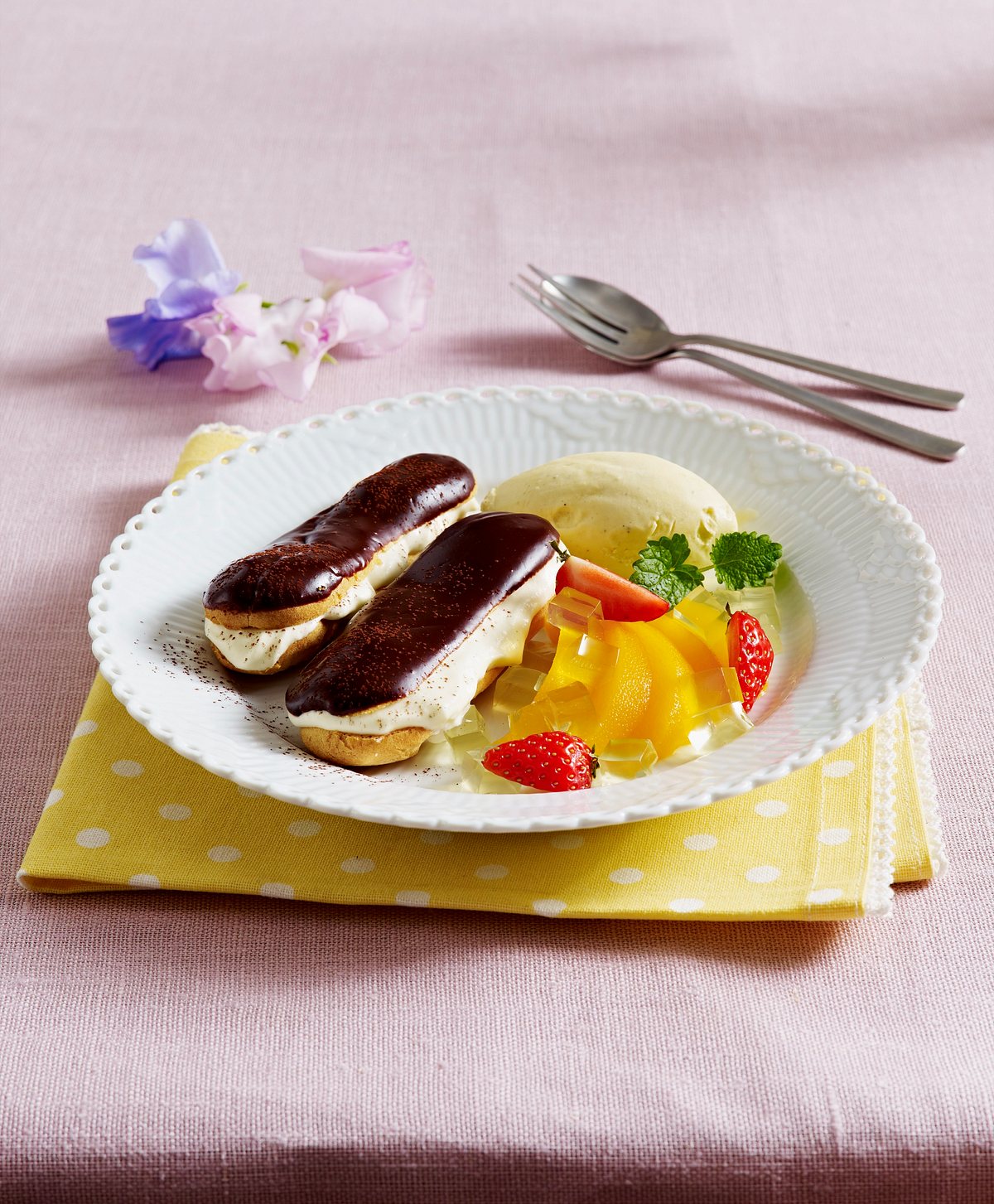 Schokoladen-Éclairs mit französischer Vanillecreme, Chartreuse-Pfirsich und selbstgemachtem Vanilleis Rezept