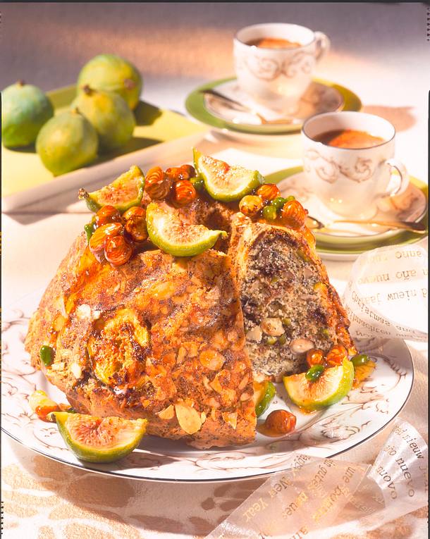 Schokoladen-Gugelhupf mit Nüssen, Feigen und Mohn Rezept Schokoladen-Gugelhupf mit Nüssen, Feigen und Mohn Rezept