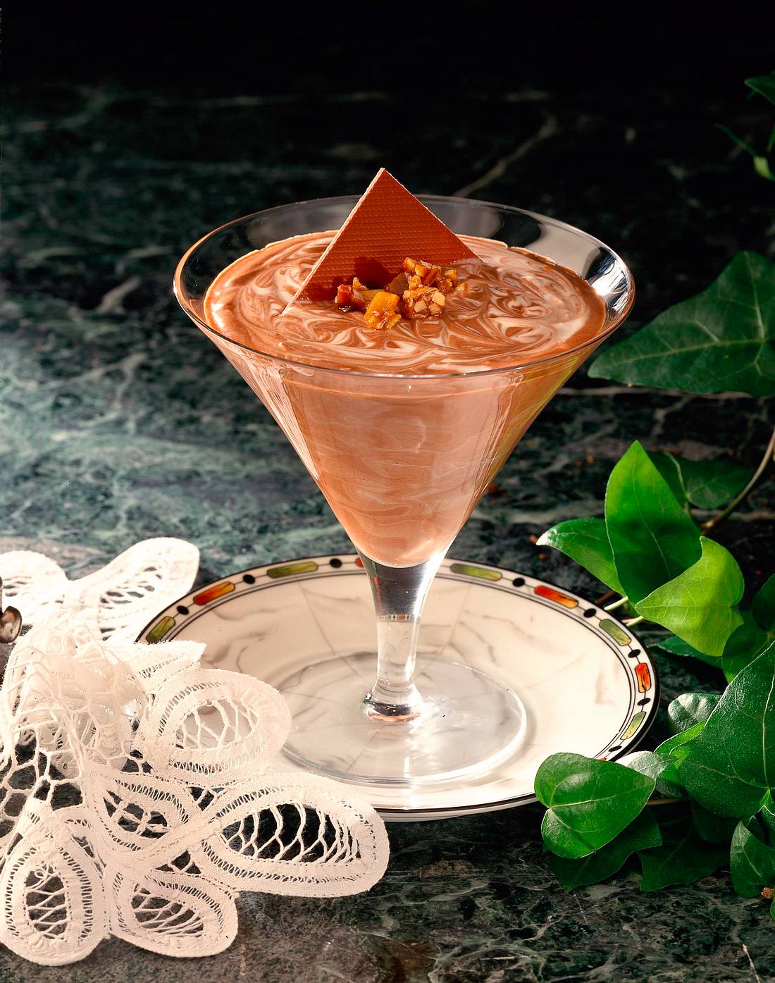 Schokoladen-Joghurt-Creme mit Mandelkrokant Rezept | LECKER