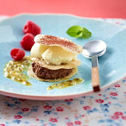 Schokoladen-Knusperschnitte mit Passionsfruchtschaum Rezept Schokoladen-Knusperschnitte mit Passionsfruchtschaum Rezept