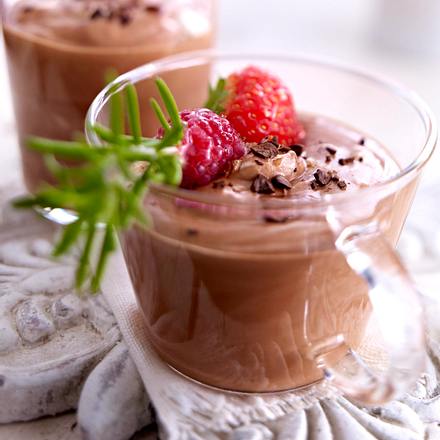 Schokoladen-Mousse mit Erdbeer-Himbeer-Rosmarinspieß Rezept Schokoladen-Mousse mit Erdbeer-Himbeer-Rosmarinspieß Rezept