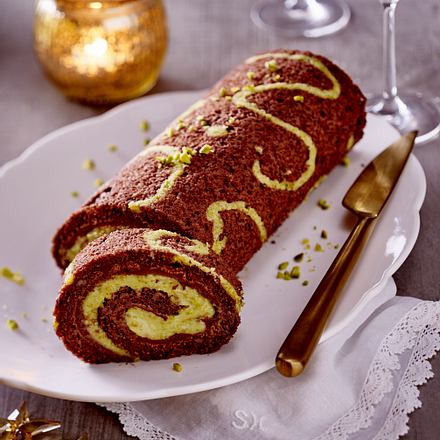 Schokoladen-Pistazien-Biskuitrolle Rezept