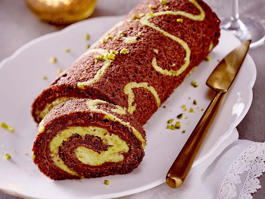 Schokoladen-Pistazien-Biskuitrolle Rezept