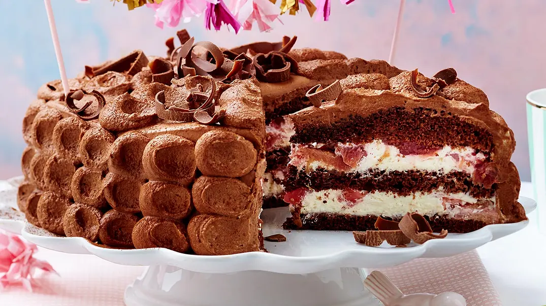 Schokoladen-Rhabarber-Torte Rezept - Foto: LECKER @ Bauer Media Group Schokoladen-Rhabarber-Torte Rezept - Foto: LECKER @ Bauer Media Group