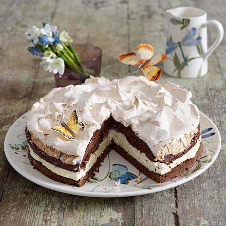 Schokoladen-Schneemousse-Torte mit Eierlikör-Sahne Rezept Schokoladen-Schneemousse-Torte mit Eierlikör-Sahne Rezept