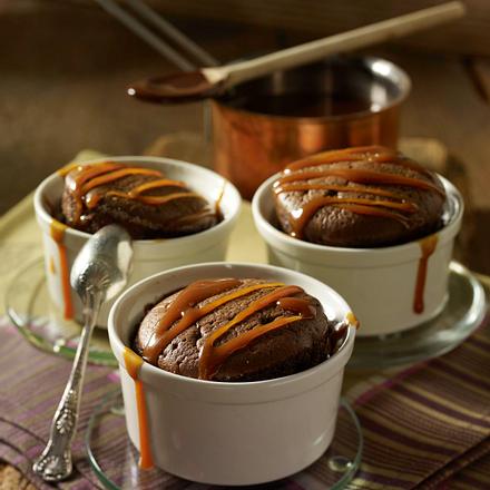 Schokoladen-Soufflee mit Karamellsoße Rezept Schokoladen-Soufflee mit Karamellsoße Rezept